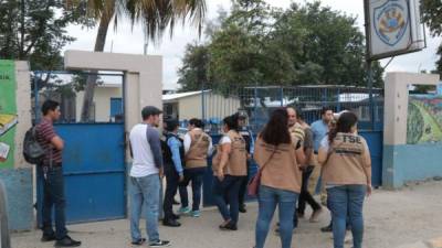 El ambiente en las primeras horas de la mañana en la mesa electoral habilitda en la Escuela Gabriela Mistral de La Lima, Cortés.