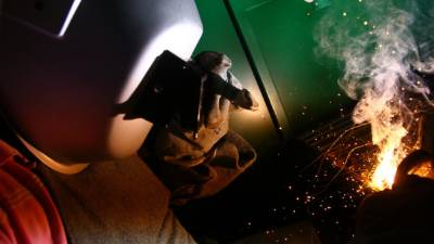 Carreras técnicas, como soldadura, pasarán a ofrecerse como bachilleratos.