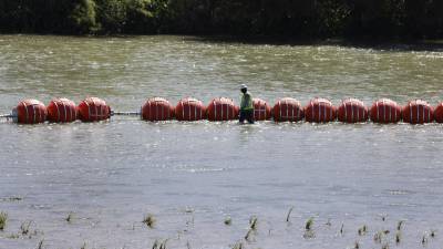 Según denuncias, en el río han colocado obstáculos para que los migrantes no pueden cruzar.