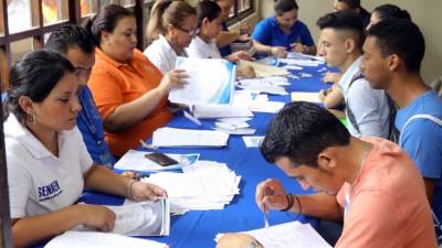 Necesidad. Los jóvenes son los que más visitan las ferias de empleo del Gobierno.Archivo
