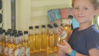 Sabastian Kent con sus botes de limonada.