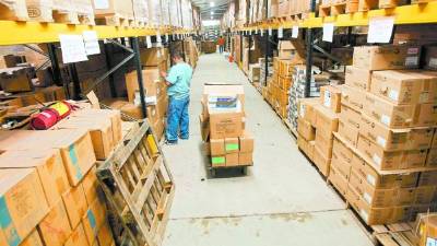 El almacén está custodiado por militares.