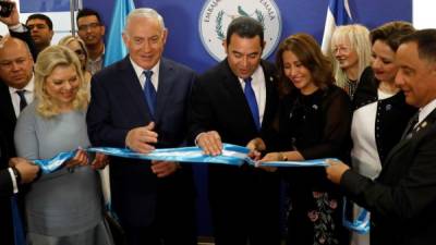 El primer ministro israelí, Benjamin Netanyahu, acompañado de su esposa Sara, el presidente de Guatemala, Jimmy Morales, y su esposa Hilda Marroquin inauguran la Embajada de Guatemala en Jerusalén. EFE