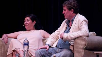 Los escritores españoles Luis García Montero (d) y Almudena Grandes (i) hablan durante un conversatorio literario hoy, jueves 26 de mayo de 2016, en el Teatro Manuel Bonilla de la ciudad de Tegucigalpa (Honduras). EFE/Gustavo Amador