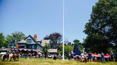Cientos de personas asistieron a las celebraciones del Día de la Independencia en la Colina de Sagamore, lugar histórico nacional en la bahía de Oyster, Nueva York (EUA). EFE.