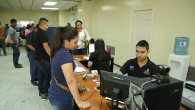 Usuarios de San Pedro Sula y alrededores son atendidos en la oficina de Pasaportes. Foto: Franklyn Muñoz.