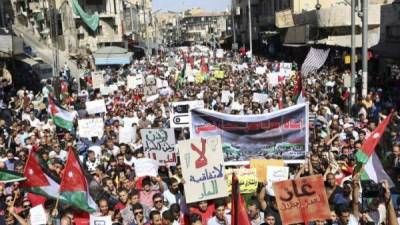 Los manifestantes piden aclaraciones sobre la muerte de dos jordanos tiroteados por un guardia de seguridad israelí. Foto/ EFE Archivo
