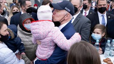 El presidente estadounidense, Joe Biden, calificó a su par ruso Vladimir Putin de “carnicero”, durante un encuentro con refugiados ucranianos en Varsovia.