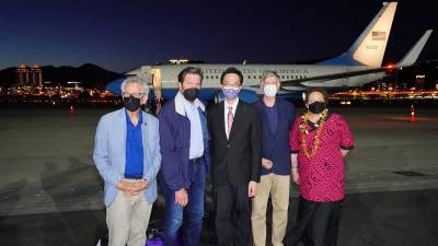 Los congresistas Alan Lowenthal, John Garamendi, Don Beyer y Aumua Amata Coleman Radewagen junto al diplomático taiwanés Douglas Yu-tien Hsu tras su llegada a Taipéi.