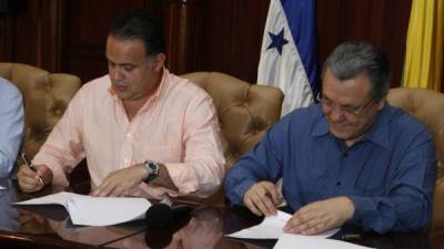 El alcalde Armando Calidonio y el director de la Diecp, Eduardo Villanueva, firmaron el convenio en el salón consistorial.