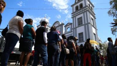 Desde tempranas horas de la mañana los fieles hicieron fila para ingresar en la Basílica de Suyapa.
