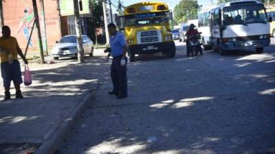 El sospechoso abondonó la escena a pie por el bulevard 15 de septiembre y luego abordó un turismo color negro que lo esperaba en la intercepción del bulevard de La Enee.