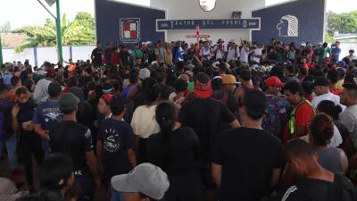 Migrantes se reúnen en una plaza pública en Chiapas, donde un hondureño falleció.
