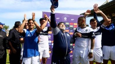 El Gimnasia de Maradona mantuvo la categoría ante la suspensión de los descensos.