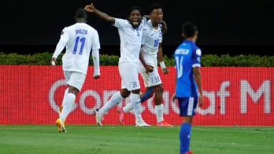 AME4713. GUADALAJARA (MÉXICO), 22/03/2021.- Jugadores de Honduras celebran un gol ante El Salvador hoy durante un partido del torneo de la Clasificatoria Olímpica Masculina de CONCACAF de fútbol, celebrado en el estadio Akron, en Guadalajara, Jalisco (México). EFE/Francisco Guasco