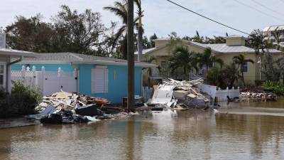 Fotografía de daños causados por el paso del huracán Milton este jueves en Sarasota, Florida (EE.UU.).