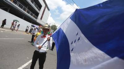 Este alumno del Instituto Rafael Heliodoro Valle fue el encargado de llevar la bandera de Honduras en lo alto. Se mostró muy orgulloso y feliz ante el lente de LA PRENSA.