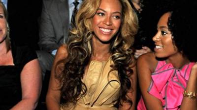 La cantante con su hermana Solange Knowles.