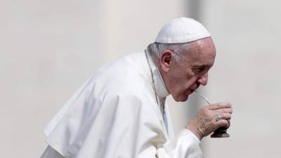 El papa Francisco bebe mate tras su audiencia general de los miércoles en la plaza de San Pedro, El Vaticano. EFE/Archivo