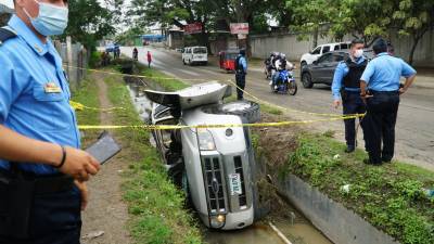 Policías auxiliaron a heridos en el suceso, después de precipitarse a un drenaje aledaño a la carretera.