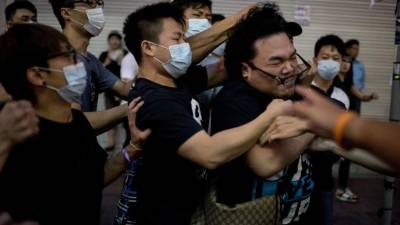 Miles de personas, a favor y en contra del movimiento prodemocrático que se vive en Hong Kong, mantienen hoy un tenso pulso en una de las zonas ocupadas por los manifestantes, donde se están produciendo múltiples enfrentamientos verbales y físicos entre ambos bandos.