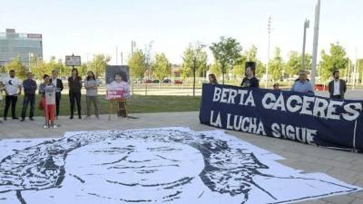 Los asistentes al evento desplegaron un gran mosaico con el retarto de Cáceres.