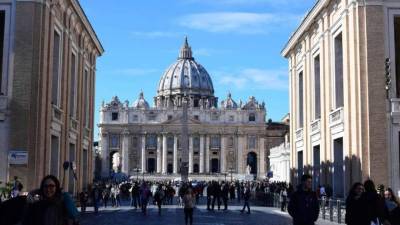 Según la teoría del libro, la muerte del papa Juan Pablo I elegido el 26 de agosto de 1978 y que falleció 33 días después, fue 'un homicidio moral'.