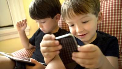 Los niños han sustituido los juegos tradicionales por los dispositivos electrónicos.