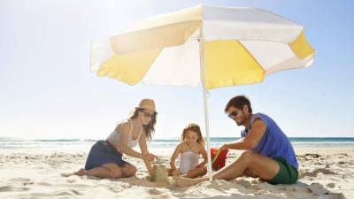 Aproveche para disfrutar y jugar junto a sus hijos en la playa.
