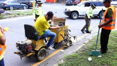 Los trabajos de señalización vial se hacen en calles y avenidas. Los ejecutan en la noche para que no haya atrasos.