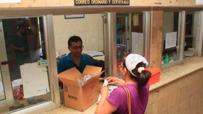 Una ciudadana se dispone a mandar un paquete de medicinas a Pensilvania. Foto: Jorge Monzón