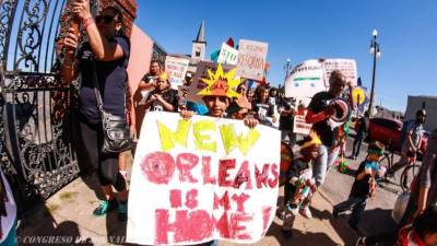 Los niños hondureños piden que se trate a la comunidad con dignidad y respeto.