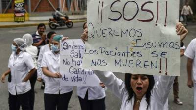 Doctores manifestandose por mejores salarios, medicinas e insumos en Venezuela.