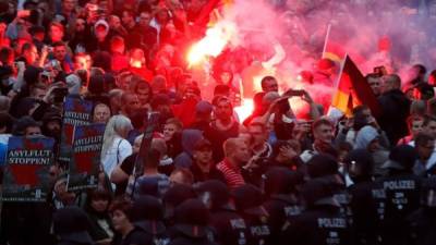 La extrema derecha alemana se ha rebelado contra la canciller Angela Merkel y su política migratoria, con sendas manifestaciones en Chemnitz, epicentro de la protestas contra los inmigrantes a quienes Berlín ha abierto las puertas.