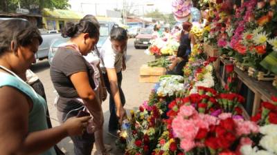 Flores y rosas de todos los colores llenan de aroma y color la 7 calle del mercado Guamilito. fotos: yoseph amaya