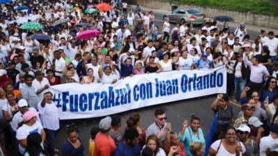 Cientos de personas llegaron a Casa Presidencial para mostrarle su apoyo al presidente Hernández.