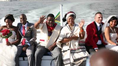 Las felices parejas honran la memoria de Mandela al contraer matrimonio en la histórica isla.