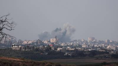Una fotografía tomada desde la ciudad de Sderot, en el sur de Israel, el 16 de octubre de 2023, muestra columnas de humo que ascienden sobre el norte de la Franja de Gaza luego de los ataques militares israelíes, en medio de las batallas en curso entre Israel y el grupo palestino Hamás.