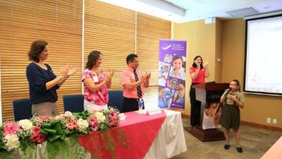 Karen de Calidonio, Claudia Oliva y Manuel Maldonado escuchan cantar a una estudiante.