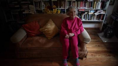 Cuando llegó a la última página de 'Cien años de soledad', Elena Poniatowska no quería dejar Macondo, así que comenzó a buscar pescaditos de oro como los que fabricaba el coronel Aureliano Buendía; la cuestión, recuerda la autora, era seguir viviendo dentro del universo creado por Gabriel García Márquez. EFE