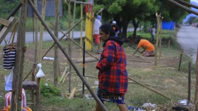 Varias familias del sector de Guarumas construían sus champas en la mediana, mientras que otras comenzaban a salir de la ciudad con sus muebles.