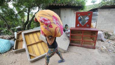 Los pobladores de la colonia atemorizados sacaron sus pertenencias de las casas y las cargaron en camiones.