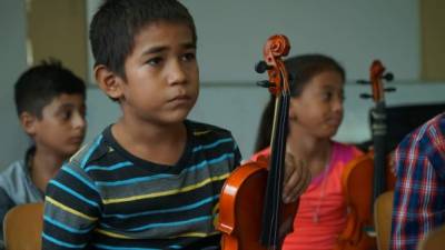 Maestra de música formada en EEUU enseña a niños de escasos recursos