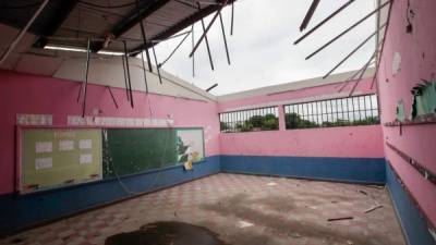 Una de las cuatro aulas que quedaron sin el techo desde octubre de 2019. FotO: GIlberto Sierra