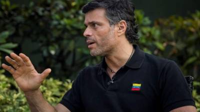El líder opositor venezolano Leopoldo López habla durante una entrevista concedida a Efe este jueves, en Caracas (Venezuela). EFE