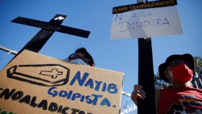 Un grupo de salvadoreños se concentran en una de las entradas de la Asamblea Legislativa para protestar en contra del presidente Nayib Bukele.