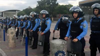 El fuerte contingente policial ejecutó la orden de desalojo.