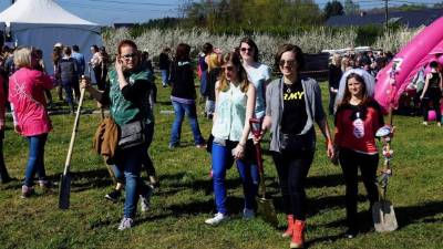 Fotografía facilitada por Softlove, de varias personas que han participado hoy cerca de Namur (Bélgica) en una 'caza de juguetes sexuales', al estilo de la búsqueda de huevos de Pascua de estas fechas, a cambio de una donación para el cáncer de mama y la endometriosis. EFE