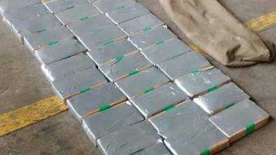 Paquetes de supuesta droga localizados en Puerto Santo Tomás de Castilla, Puerto Barrios, Izabal. Foto tomada de Prensa Libre.