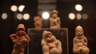 Fotografía de la exhibición sobre tatuajes y cicatrizaciones en la cultura maya en Guatemala, en el Centro de Cooperación Española en Antigua Guatemala. EFE